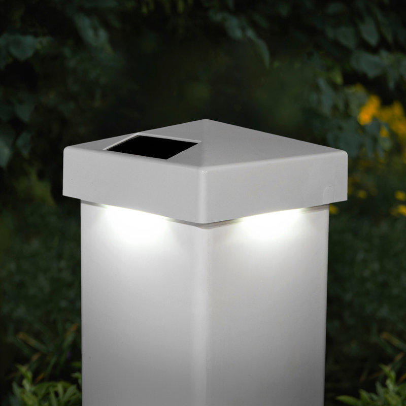 Poteau de clôture en PVC à énergie solaire à DEL intégré, H 1,75 po x l 4,4 po x P 4,4 po