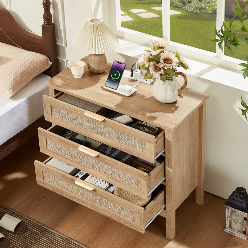 Table de chevet en rotin de 68 cm de large avec station de recharge comprenant deux prises secteur, un port USB et un port USB-C