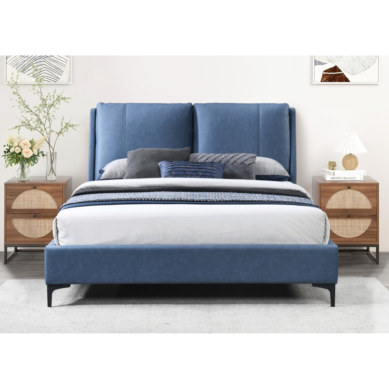 Grand lit entièrement rembourré bleu avec une tête de lit confortable et une base plateforme généreuse