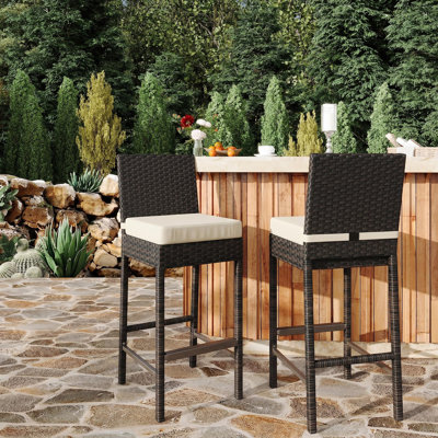 Ensemble de 2 tabourets de bar confortables en osier pour l'extérieur, à hauteur de comptoir en rotin avec coussins moelleux, résistant aux intempéries - parfait pour la cour arrière et la chaise haute en osier brun, 2 pièces en osier brun