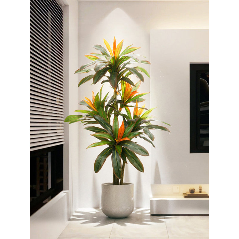 Plantes vertes artificielles de luxe et luxueuses avec des plantes en pot d'hibiscus rouges. Ornements de décoration pour plancher d'intérieur.