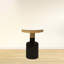 Table de bout ronde de 20 po, plateau en marbre blanc naturel à bande dorée, base en piédestal en fer recouvert d'émail noir
