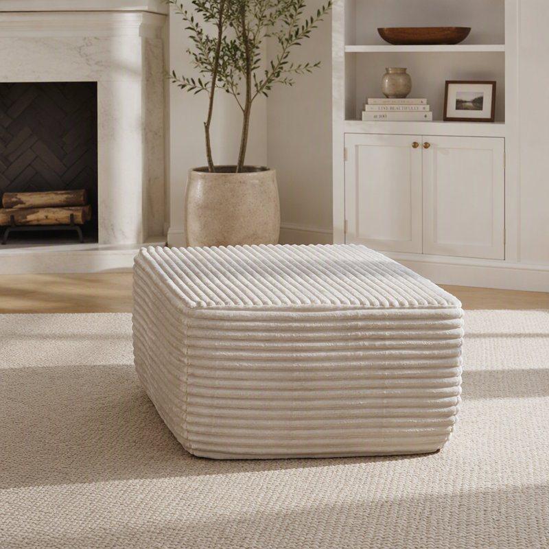 Pouf beige moelleux, repose-pieds élégant et pratique pour un intérieur moderne et une assise confortable
