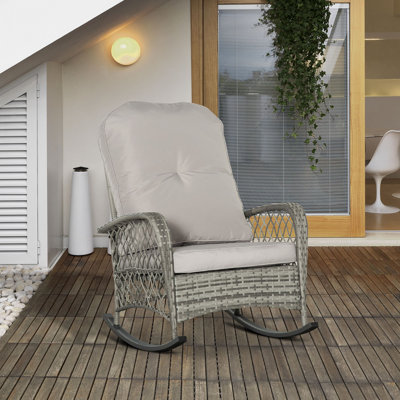 Chaise berçante d'extérieur en osier avec coussins