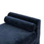 Banc rembourré à l'extrémité du lit-122663271