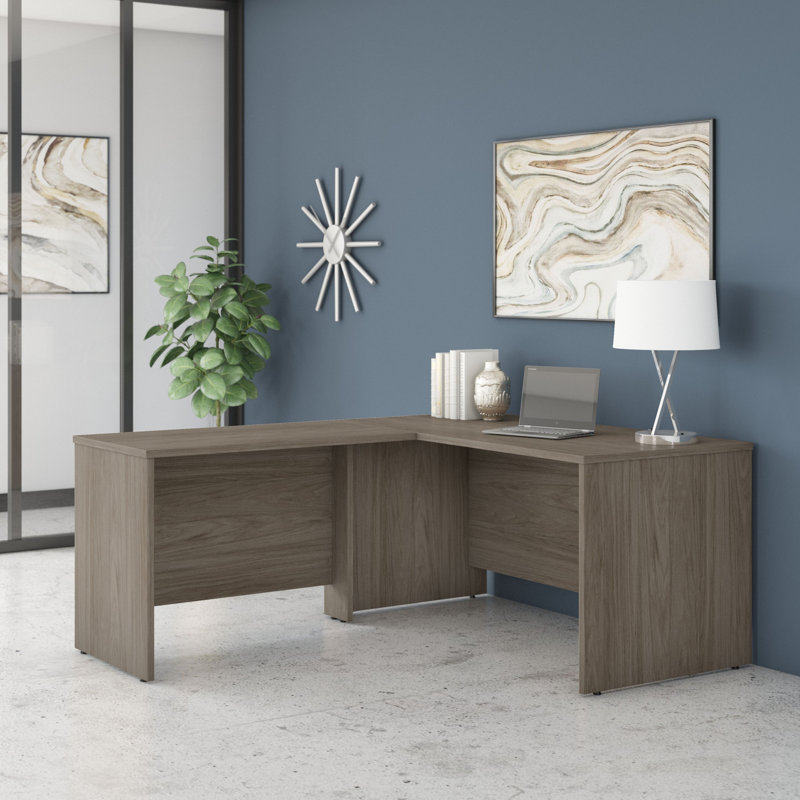Bureau en forme de L avec retour Studio C, 29.84" H x 71.02" W x 59.45" D, Modern Hickory