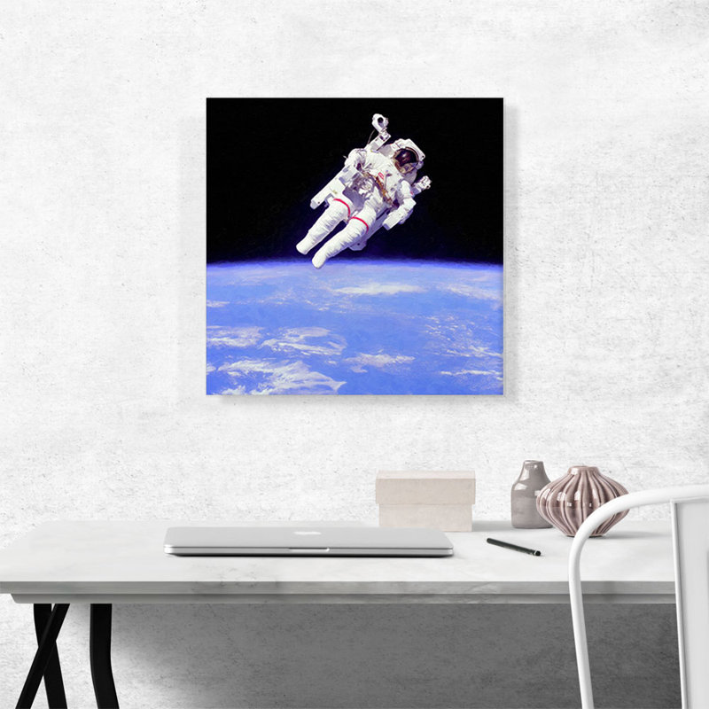 NASA Astronaut Orbiting in Earth's Atmosphere - Reproduction de photo sur toile tendue, H 18 po x l 18 po x 1,5 po