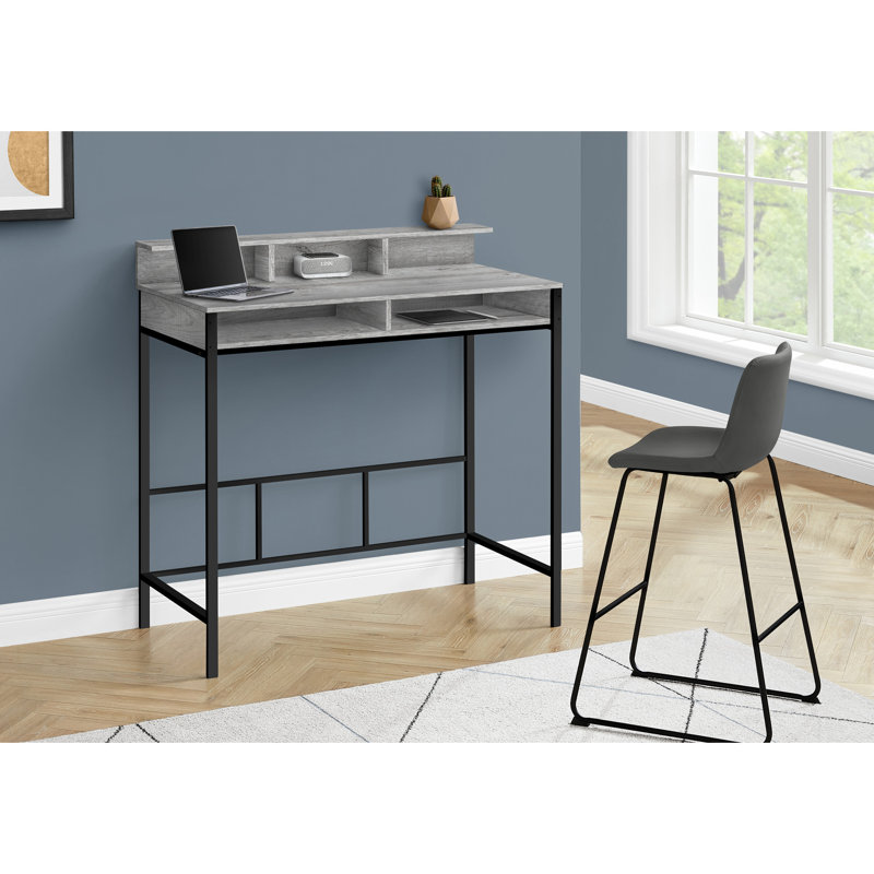 Bureau d'ordinateur assis-debout en stratifié gris avec étagères, 122 cm (48 po) de long, base en métal noir, usage bureau/maison, rangement intégré.