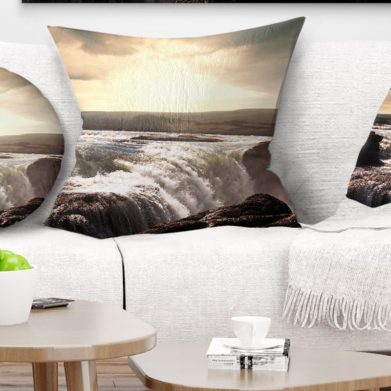 Oreiller blanc imprimé chutes d'eau en Islande, 18 po x 18 po, Coussin décoratif