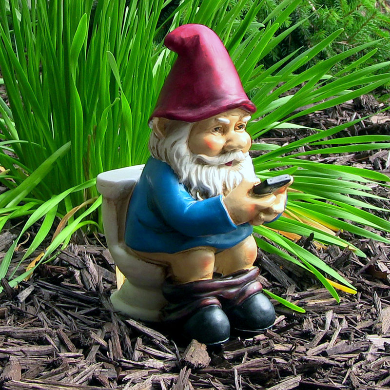 Statue de gnome d'extérieur 9,5 po - Cody sur la cuvette de toilette lisant son téléphone
