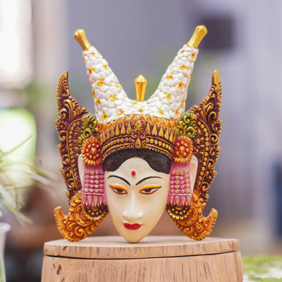 Magnifique masque de bois legong dancer