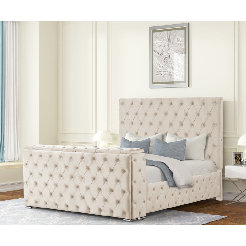 Structure de grand lit beige, tapissier moderne, construction en bois, tête de lit haute, rangement pour téléviseur, foyer électrique (sans chaleur) pour l'intérieur de la chambre à coucher, lit beige de taille stratégique, design rembourré, matériau, rangement