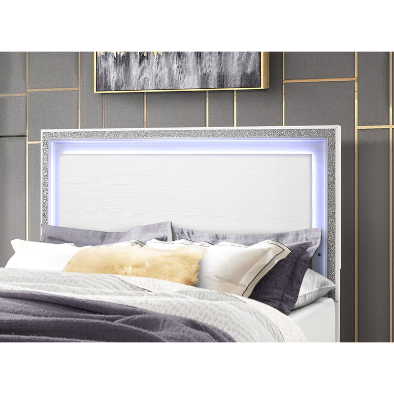 Lit double blanc avec attrait transitionnel et garniture captivante en bois d'hévéa