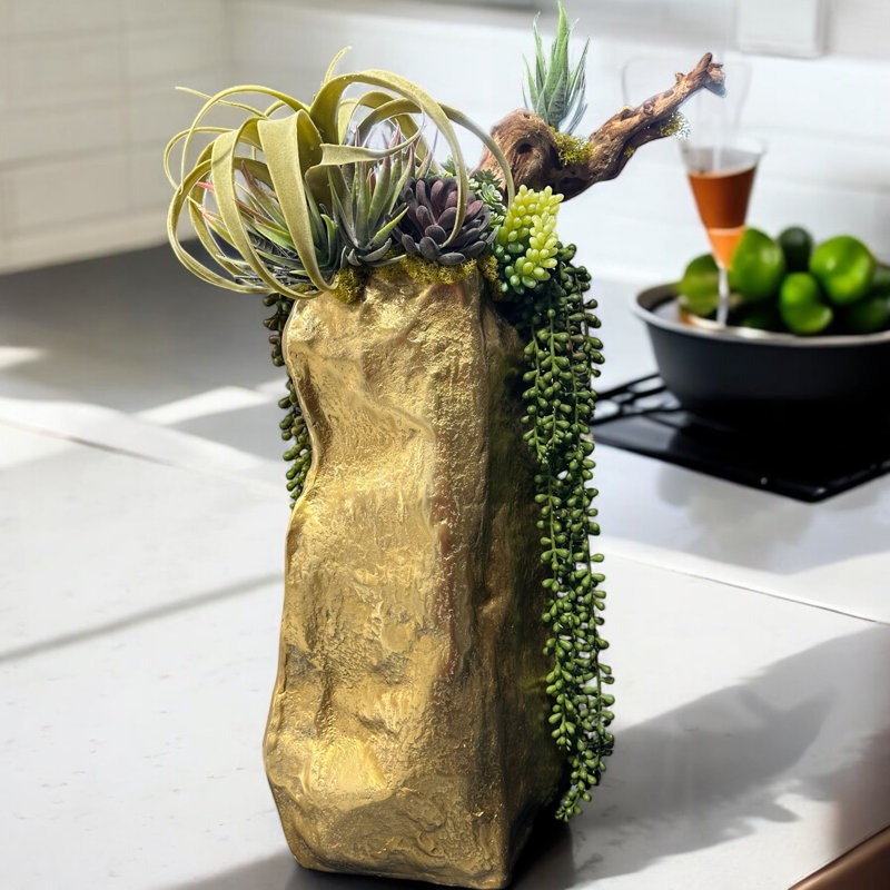 Design succulent sur un grand vase en métal doré | Arrangement artificiel de style bohémien minimaliste