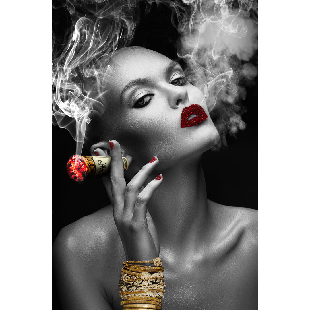 Smoking Beauty with Red Lips - Ungerahmte Grafikkunst auf Glas