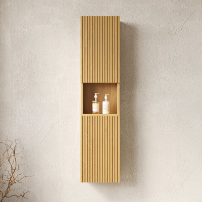 Armoire de salle de bain étroite de 59 po de hauteur - fixée au mur avec portes et tablettes à l'abat-jour en chêne pour le salon