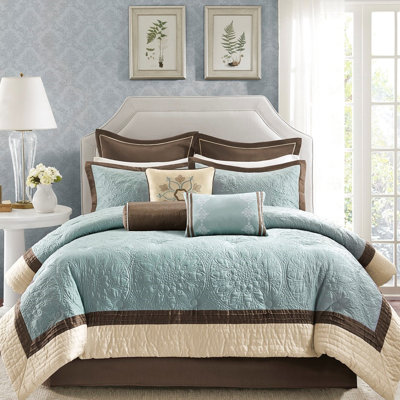 L'édredon bleu Charmeuse pour grand lit comprend 3 coussins décoratifs bleus, 2 taies décoratives européennes et