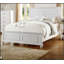 Luxueux lit blanc avec tête et pied de lit à panneau haut, fabrication en contreplaqué durable pour les chambres modernes.