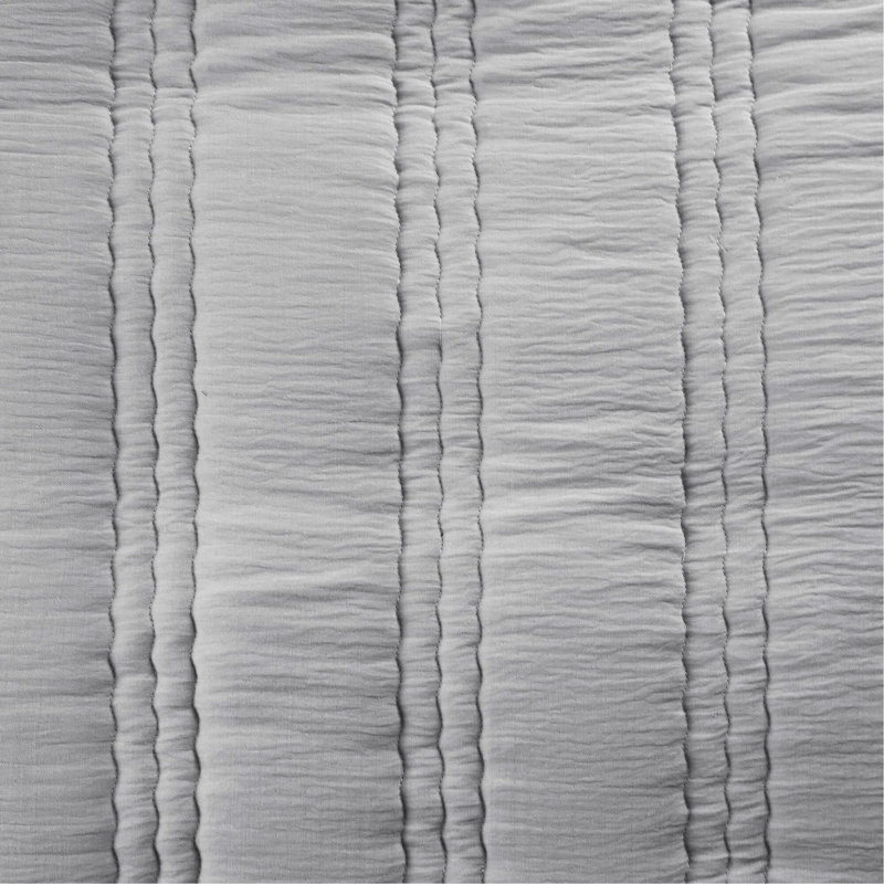 Ensemble de courtepointe en gaze synthétique 3 pièces Cal King en gris avec propriétés antimicrobiennes et hypoallergéniques