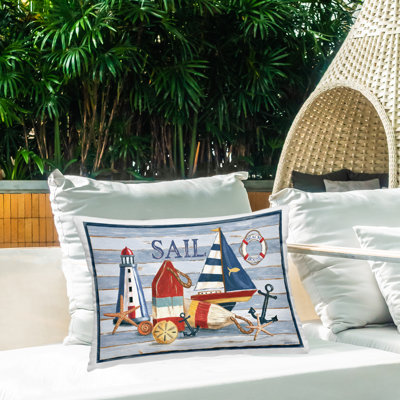 Coussin d'extérieur à rayures avec imprimé nature morte nautique par Jennifer Brinley