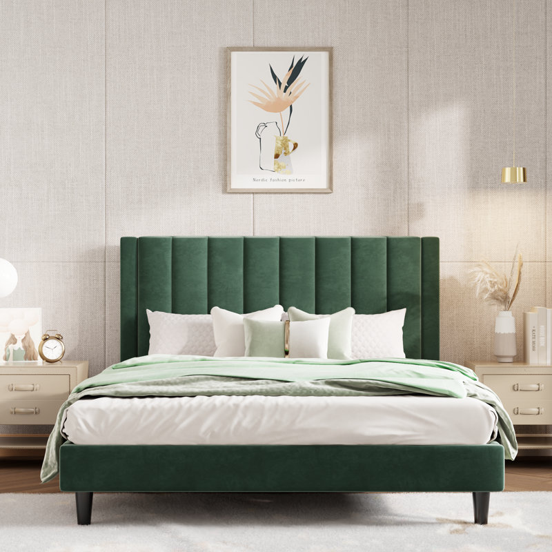Lit plateforme tapissier avec velours et tête de lit rayée Stauton, Grand, Vert