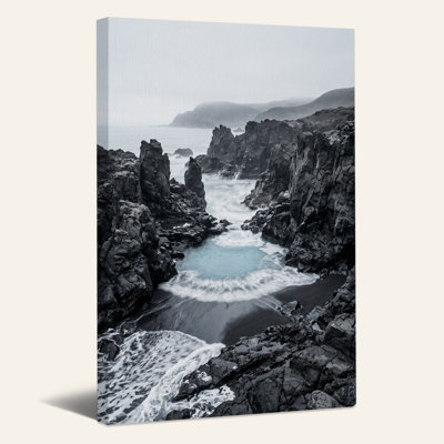 Art mural sur toile de côte rocheuse foncée avec eau turquoise