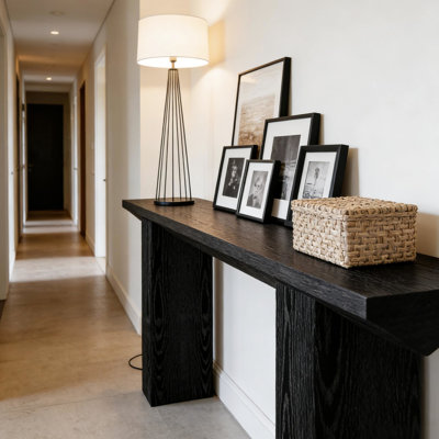 Table moderne triangulaire de 63 po pour la chambre à coucher, matériau, plateau de table élargi, planche épaisse de 62,4 po de forme de salon, base noire, hauteur de 32,31 po, Everyday Essentials