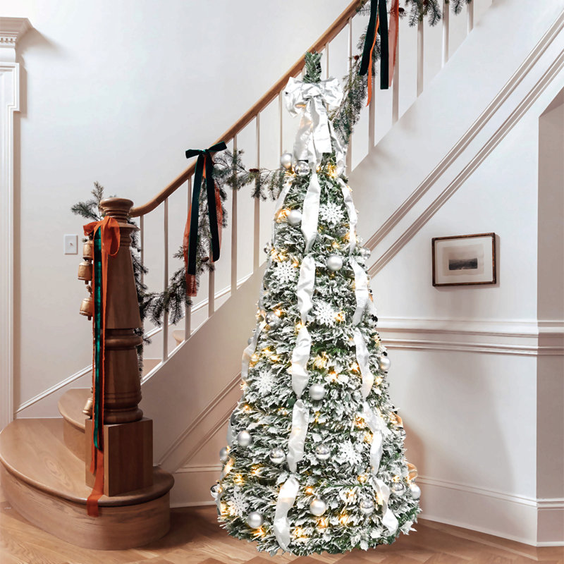 Arbre de Noël pop-up floqué avec lumières Ul blanc chaud - pré-décoré avec des ornements, des flocons de neige, des rubans et un grand nœud - facile à assembler et peu encombrant