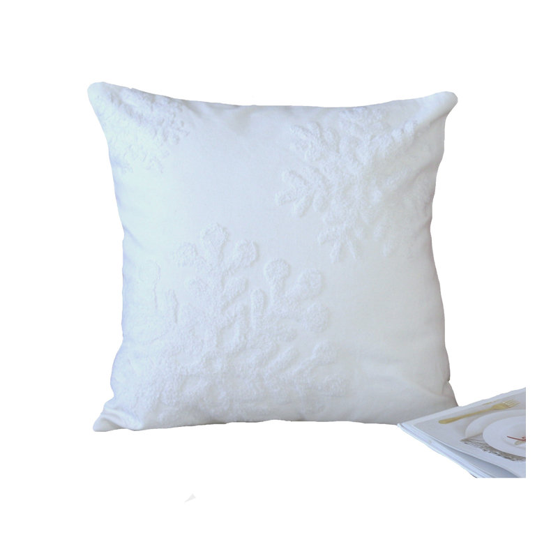 Coussin de Noël en coton 18 x 18 po avec flocons de neige blancs