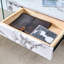 Table basse moderne à deux niveaux - verre trempé transparent et texture de marbre blanc, design de rangement multifonctionnel. L'étage inférieur comprend un tiroir. Peut être utilisé comme table basse, table d'appoint, etc.
