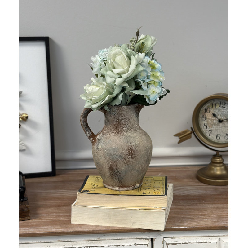 Vase en terre cuite rustique