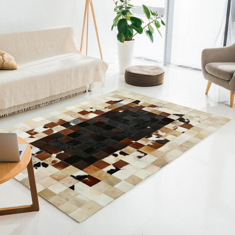 Tapis en peau de vache de ton naturel avec patchwork géométrique fabriqué à la main pour espaces rustiques et modernes - 9,5 x 13,5 pi