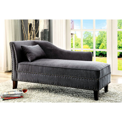 Banc en tissu gris avec accents cloutés et coussin, style transitionnel moderne pour la chambre à coucher ou le salon, l 61 po x P 25 po x H 31 1/2 po, méridienne contemporaine 1pc, Détails