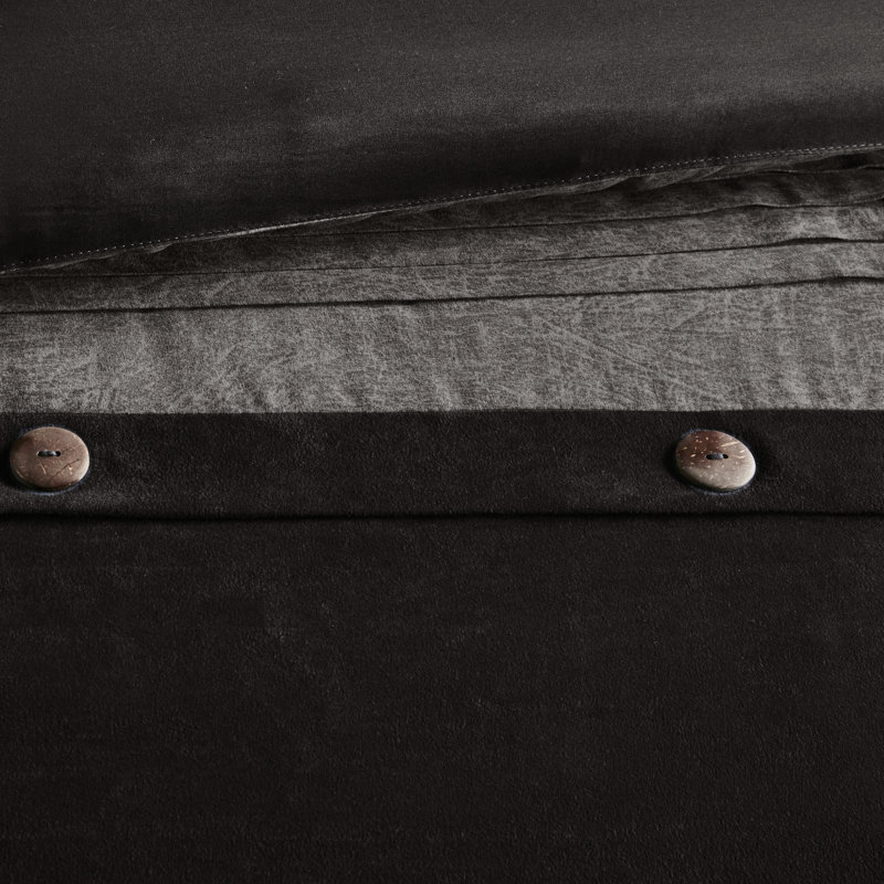 Couette 7 pièces en suédine grise pour lit king size avec détails brodés et coussins décoratifs imprimés doux