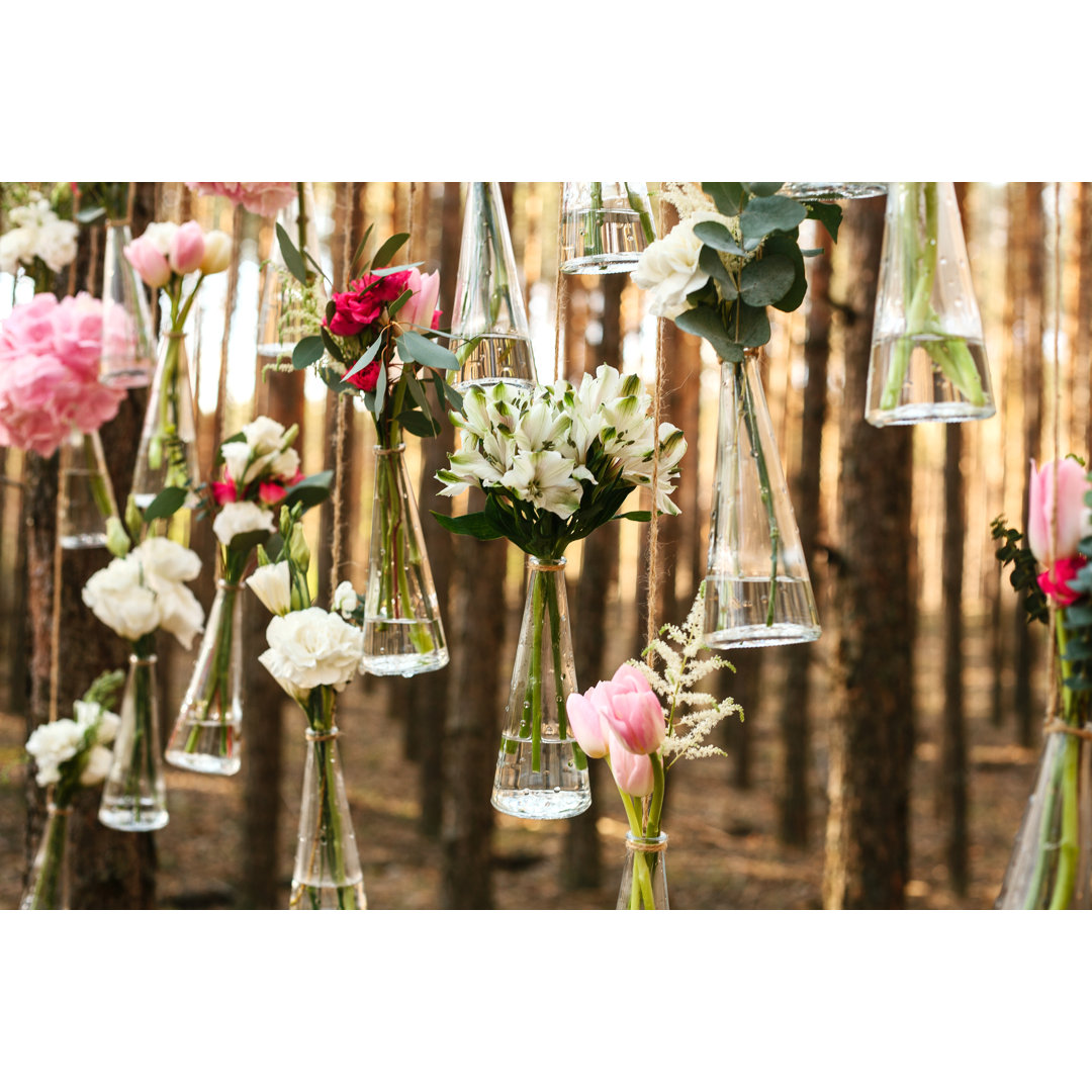 Leinwandbild Hochzeit Blumen Dekoration Bogen im Wald