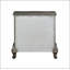 Table de chevet Ariadne en platine antique avec un design élégant et un rangement spacieux, parfait pour les chambres luxueuses.