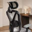 Fauteuil de direction grande taille, maille grise, soutien lombaire et appui-tête réglables, accoudoirs relevables