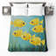 Coussin jaune nageant avec des animaux-125273076