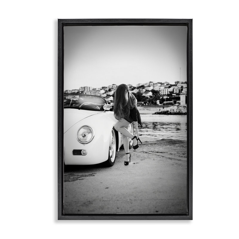 Femme chic chic en voiture, Cadre flottant noir de jais, H 25 po x l 17 po