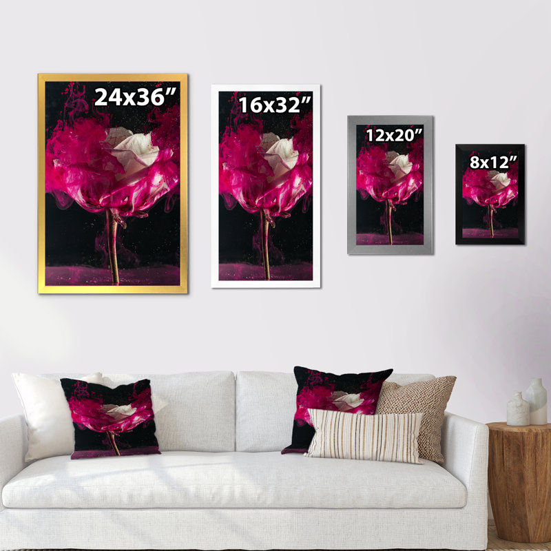 Gros plan d'une rose rétro II - art mural traditionnel sur toile, H 20 po x l 12 po x P 1 po, Cadre photo noir