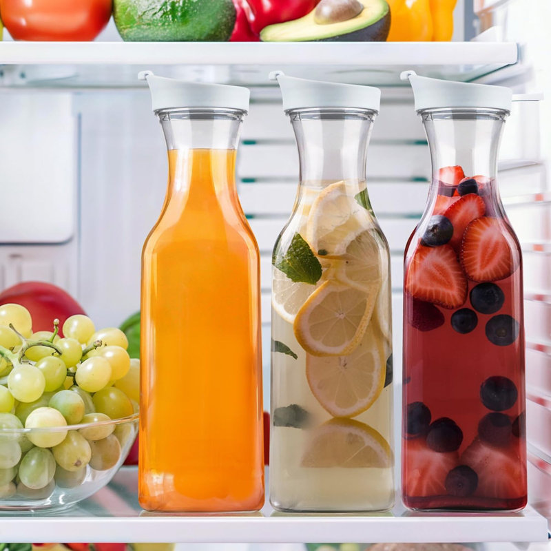 [50 oz - paquet de 4] Carafe en plastique avec couvercle, base carrée de grande capacité - pichet transparent avec couvercle rabattable, bec à jus facile à verser avec couvercles, lavage à la main seulement - parfait pour le bar Mimosa