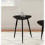 Table d'appoint triangulaire en bois massif noir, idéale pour mettre en valeur vos objets de décoration. Hauteur : 51 cm. Finition : bois de manguier. Poids : 3,9 kg.