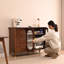 Armoire de rangement simple en bois massif avec salon simple contre le mur
