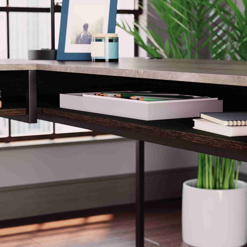 Bureau en L avec bibliothèque à cinq tablettes