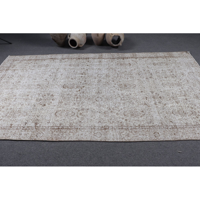 Élégant tapis turc beige et brun avec motif floral pour la décoration intérieure avec une touche de style bohémien