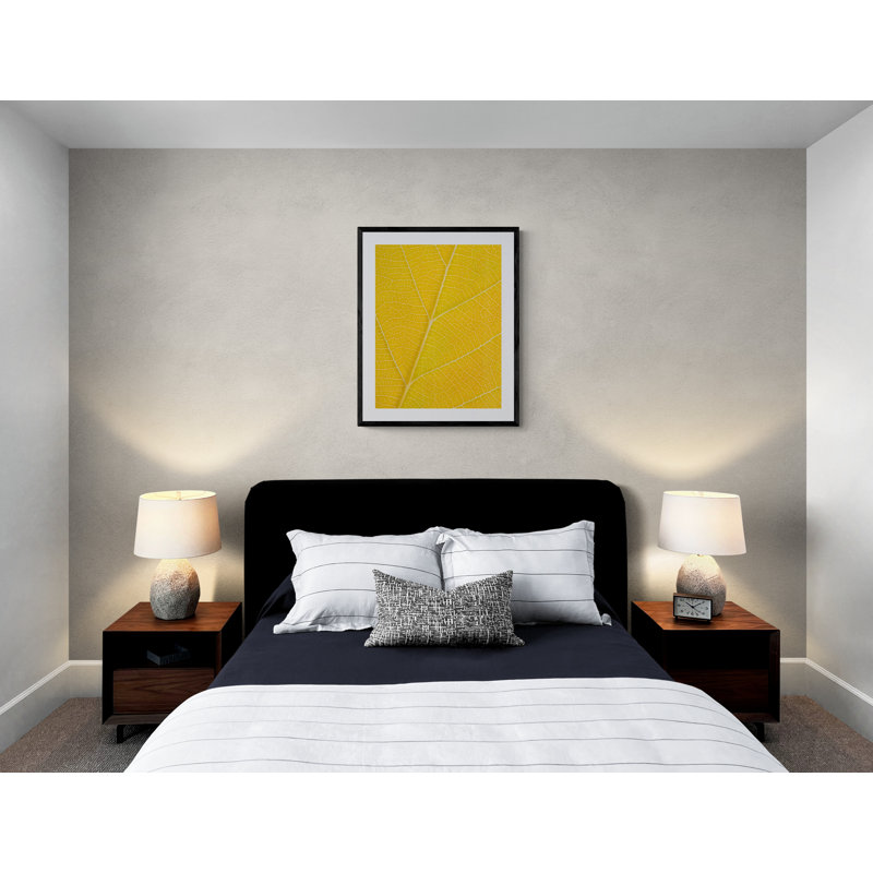 Feuille d'automne par Philippe Moisoux, H 31,2 po x l 25,2 po, Jaune, Papier avec cadre noir