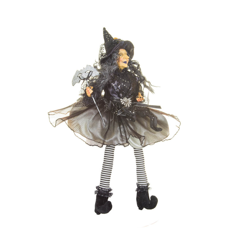 Sorcière noire souriante assise