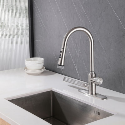Le robinet de cuisine multi-fonctions High-ARC avec valve à fonction claire, pulvérisateur rétractable, bec latéral élargi et brosse mobile (plaque incluse)