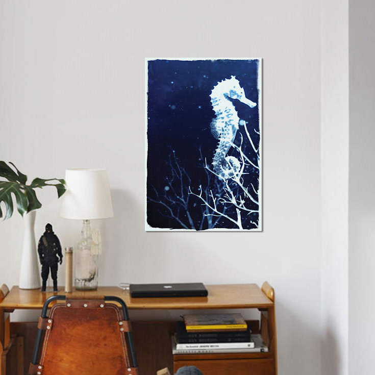 «Indigo Seahorse», reproduction sur toile, H 60 po x l 40po x P 1,5 po, Pas de tapis, Toile tendue
