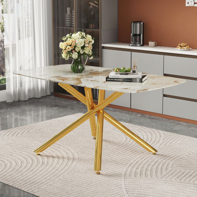 Table de salle à manger de 63 po x 35,4 po en verre trempé à motif de marbre blanc pour 4 à 6 personnes. Pieds de table en métal doré à fourche simple. Plateau de table en verre trempé, pieds en métal doré. Rendez-le adaptable à différents styles.